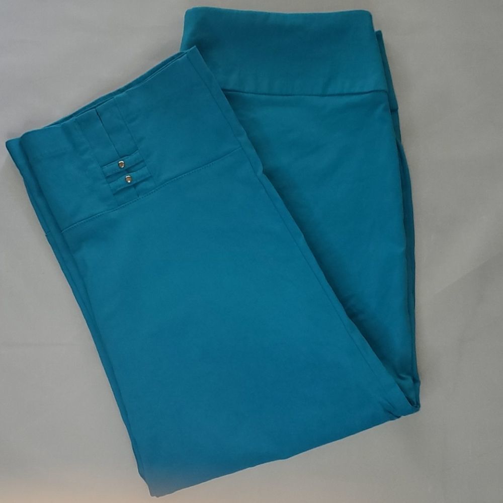 Ricki's Women's Capri's - Picture 2 of 4